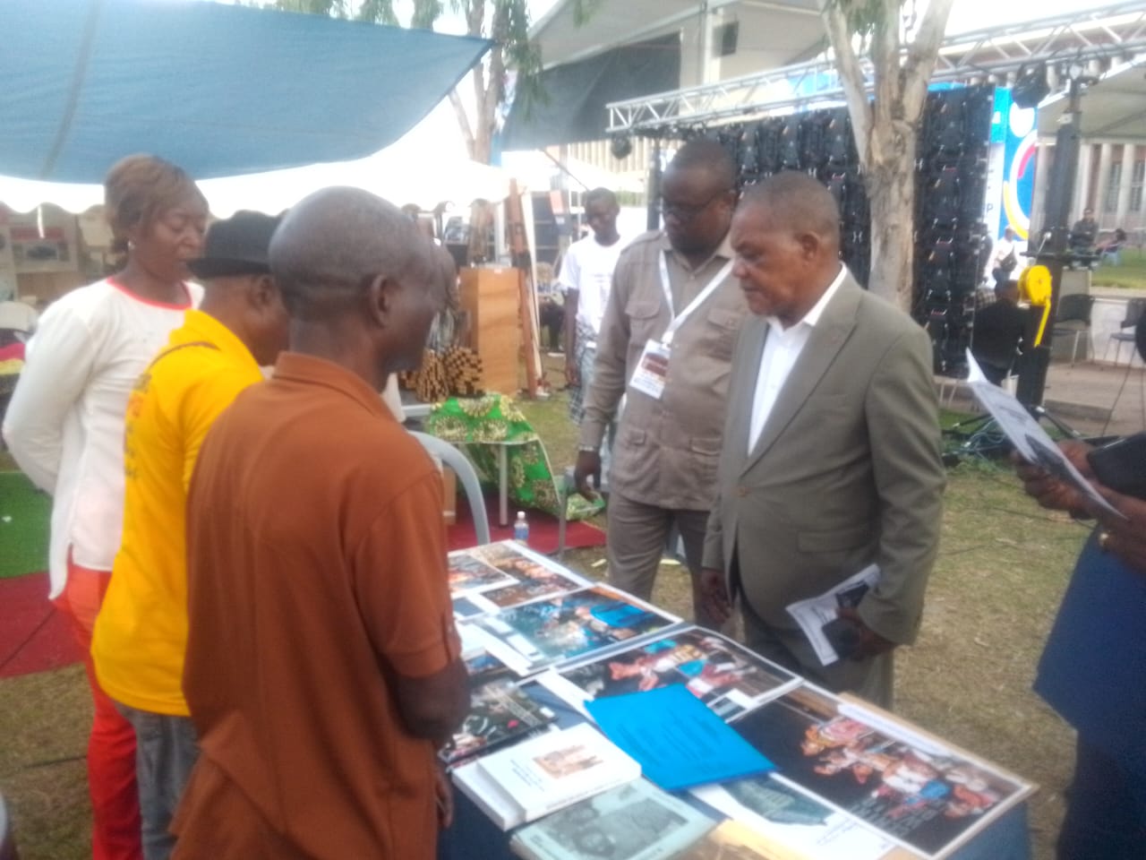 Visite de l'Inspecteur Général de la Formation Professionnelle, Valentin Mitendo Mwadi Yinda, et son équipe de l'IG au stand du Ciaj a la foire de formation professionnelle, vendredi 22/10/2024.